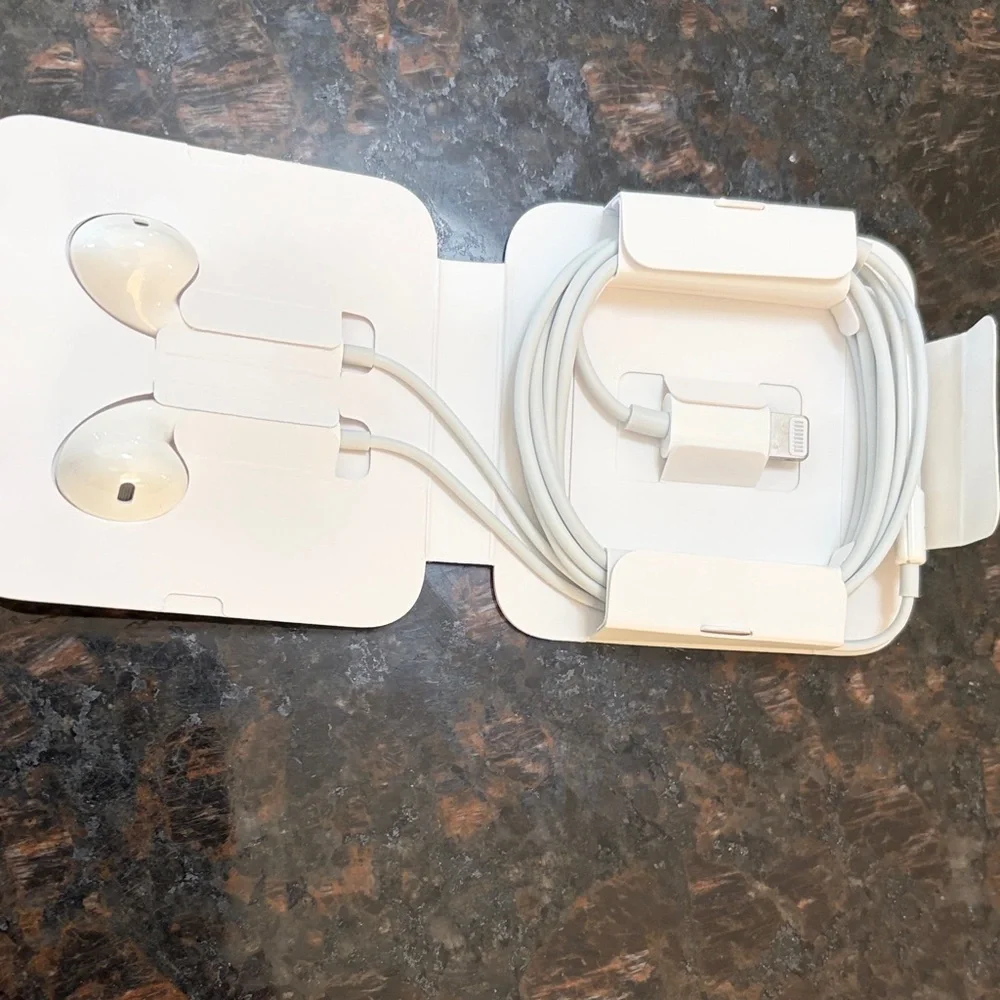 Apple White EarPods with Lightning Connector